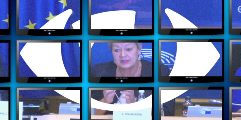 Die EU-Innenkommissarin Ylva Johansson im LIBE-Ausschuss des Europäischen Parlaments. Sie ist als ein großes Bild durch mehrere nebe- und übereinander angeordnete Bildschirme zu sehen. Über ihr ragt das Bild der Kampagne chat-kontrolle.eu | Bild CC-BY 4.0 Konstantin Macher