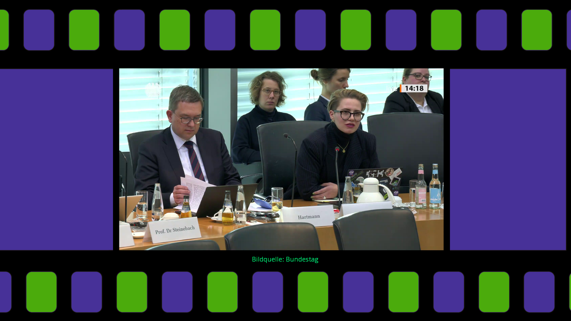 Mehrere Menschen sitzen im Digitalausschuss des deutschen Bundestages.